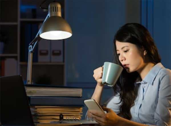 現代人習慣晚睡熬夜，其實是一種強迫性精神官能症