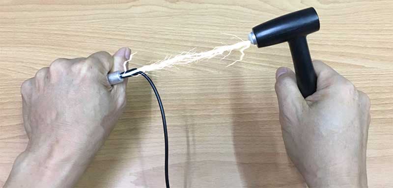 檢測棒還沒有觸碰皮膚，竟然出現導電現象？