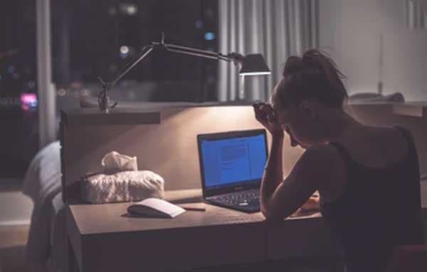 經常熬夜的人陽氣虛弱，不容易改善寒性體質