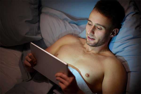 現代男性很容易沉迷於色情網站